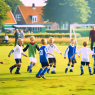 Debatten om børnefodbold: En nødvendig udvikling eller kommerciel udnyttelse?